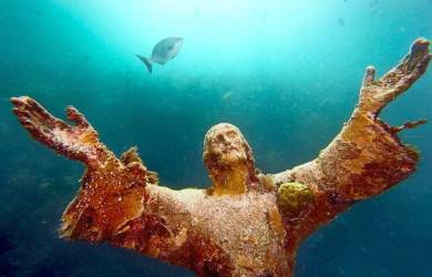 Patung Yesus Hiasi Bawah Laut Palermo, Italia