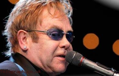 Elton John: Yesus Mendukung Pernikahan Sesama Jenis