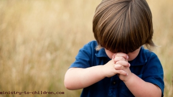Ingin Anak Suka dan Tekun Berdoa? Lakukan 4 Hal ini!