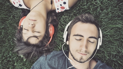 10 Lagu Paling Romantis Teruntuk Kamu Yang Sedang Jatuh Cinta!