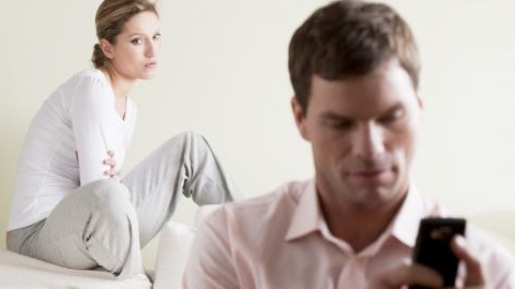 Curiga Dengan Pasanganmu Berselingkuh? Ketahui Dengan Melihat Tanda-Tanda Ini