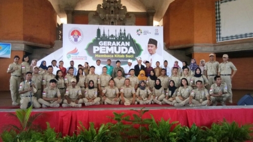 Wow! Ratusan Pemuda Lintas Agama  Ini Sedang Berdiri dan Berdoa Untuk Persatuan Indonesia