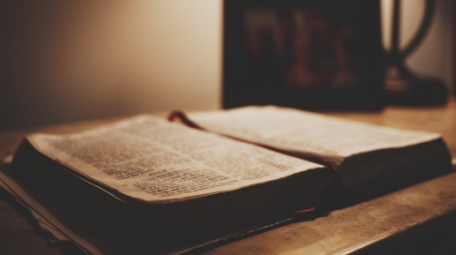 Alkitab, Bukan Sekedar Buku Tebal! Temukan Hikmat Yang Tak Terbatas di Dalamnya!
