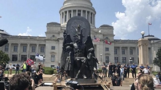 Dirikan Patung Berkepala Kambing, Kelompok Satanic Temple Ini Ditolak DPR Arkansas!