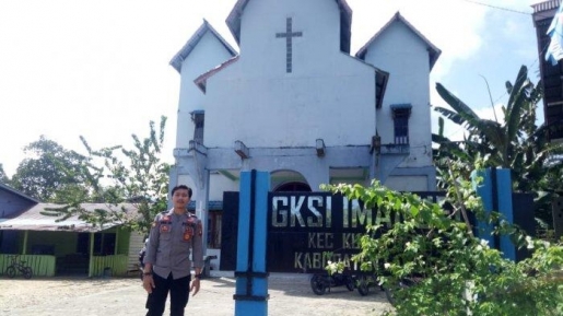 Lembur, Anggota Polsek Ini Berikan Pengamanan Bagi Gereja Di Pontianak!