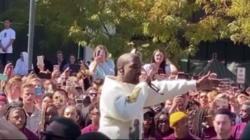 Bikin Acara Sunday Service, Kanye West Memimpin Ribuan Orang Berdoa Peperangan Roh!