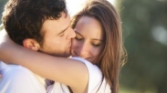 Buat Para Suami:Nggak Hanya Memeluk,Tapi 4 Hal Ini Bisa Kamu Lakukan Pas Isteri Lagi Stres