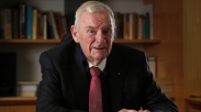 Bill Hayden, Mantan Politisi Australia Yang Dulu Atheis Dibaptis Di Usia 85 Tahun!