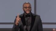 Menerima Ultimated Icon di BET Awards,  Aktor Tyler Perry  Berpidato Tentang Imannya!