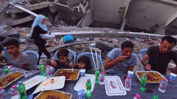 Jemaat Kristen di Palestina Bagikan Makanan untuk Berbuka Puasa