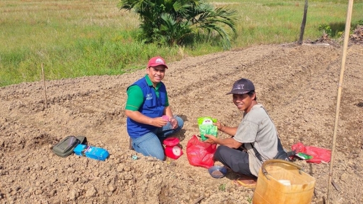 Mengelola Kebun Sayur, Bapak Ini Temukan Harapan untuk Meningkatkan Kesejahteraan Keluarga