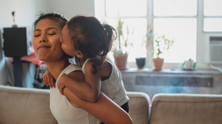 Luar Biasa! Ternyata Memeluk Anak Besar Manfaatnya Bagi Tumbuh Kembang Mereka