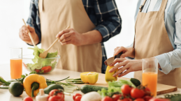 6 Nutrisi Penting untuk Menjaga Kesehatan Seiring Bertambahnya Usia