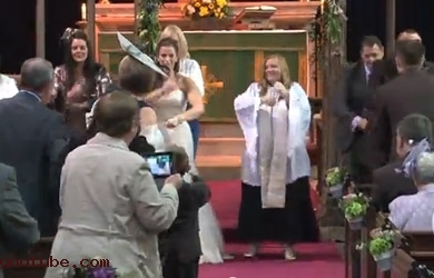 Pendeta Wanita Pimpin Tarian Flash Mob di Gereja