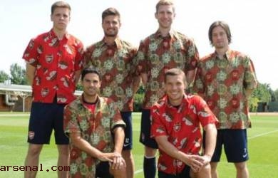 Para Pemain Arsenal Lanjutkan Tradisi Natal