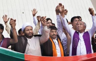Umat Lintas Agama Bentuk Rantai Manusia di Depan Gereja Pakistan