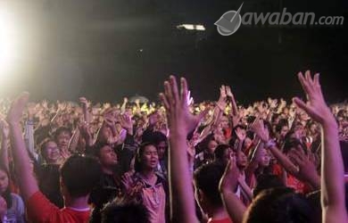 Ribuan Anak Muda Berdoa di Rise Up Indonesia 2014