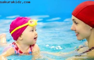 Ragam Manfaat Mengajar Anak Berenang Sejak Usia Dini