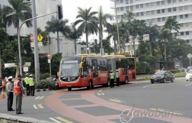 Sambut HUT Jakarta, Warga Gratis Naik Bus Transjakarta