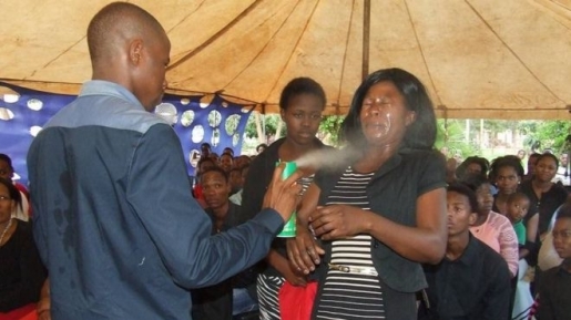 Seorang Pendeta di Afrika Semprotkan Racun Serangga Untuk Penyembuhan