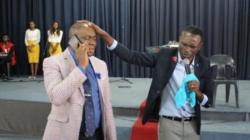 Berita Mengejutkan, Pastor di Zimbabwe Mengaku bisa Telepon-Teleponan Sama Tuhan
