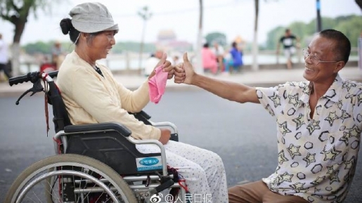 Setia Gak Diukur Kondisi Fisik, Kisah Pasangan dari Tiongkok ini Membuktikannya!