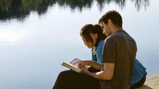 3 Alasan Kenapa Belajar Alkitab Bareng Pasangan Itu Baik Bagi Pernikahanmu