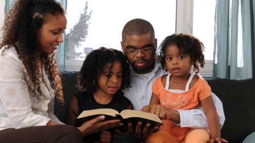 3 Cara Menjadikan Keluarga Sebagai Jendela Terbaik Menunjukkan Karakter Allah.Patut Ditiru