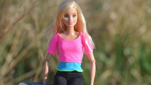 Anak Laki-laki Suka Main Boneka Barbie, Ini yang Alkitab Katakan Untuk Orangtua Lakukan!