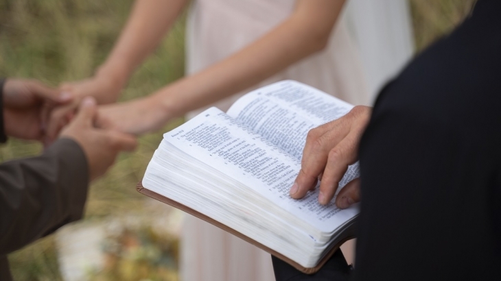 Peneguhan Janji Pernikahan: Komitmen Kudus dan Hubungan Ilahi