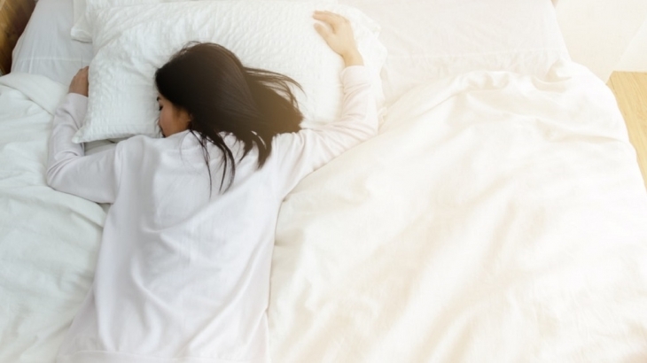 Kamu Sering Tidur dengan Posisi Tengkurap? Ada 3 Bahaya bagi Kesehatan Tubuh