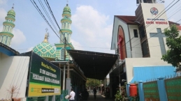 Indahnya Kerukunan Umat Beragama, Gereja dan Masjid Ini Berdiri Dengan Satu Kanopi