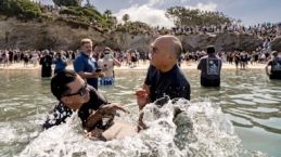 Dampak Film Revolution Menginspirasi 4.500 mau Melakukan Pembaptisan di Pantai California