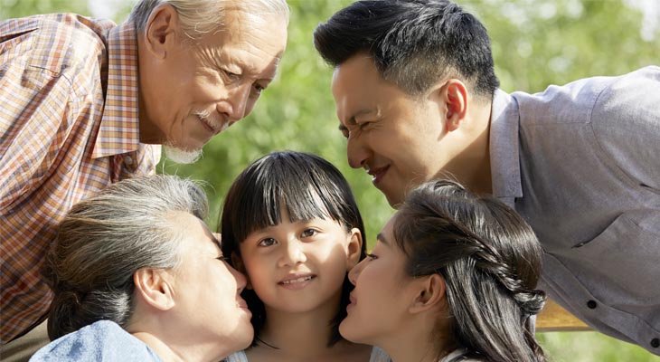 7 Pola Asuh Kakek Nenek yang Berbeda dan Membuat Orang Tua Menjadi Stres