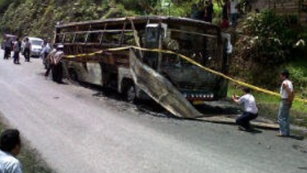 Ibu dan Bayinya Tewas Berpelukan Dalam Bus Terbakar