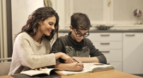 Tips Menciptakan Suasana Belajar Firman Tuhan yang Menyenangkan untuk Anak di Rumah