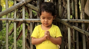 6 Cara Mengajarkan Anak untuk Mendengar Suara Tuhan