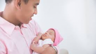 Bayi Sehat Lahir Dari Seorang Pria Dengan Anak Kandungnya Sendiri