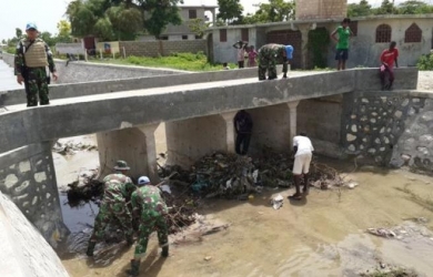 TNI Bantu Warga Haiti Bersihkan Lingkungan