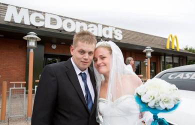 Pasangan Ini Adakan Resepsi Pernikahan Sederhana di McDonald's