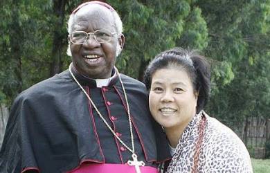 Meski Dikucilkan Karena Menikah, Uskup Ini Tetap Bertahan