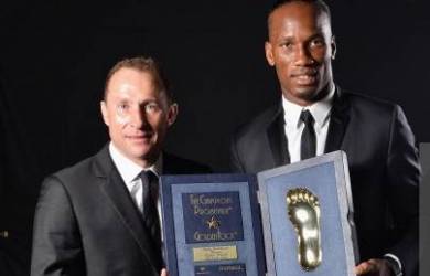 Didier Drogba Raih Golden Foot Award 2013