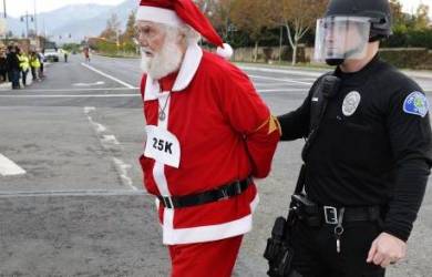 Polisi Tangkap Santa Claus Pendemo Walmart