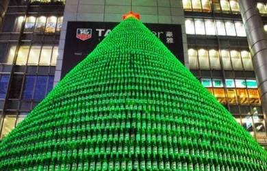 Ribuan Botol Bir Disulap Jadi Pohon Natal Cantik