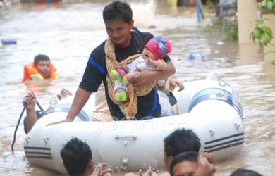 Pastor dan Umat Katolik di Manado Gotong-Royong Bersihkan Gereja