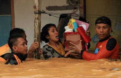 Banyak Pengungsi Banjir Jakarta Tolak Bantuan
