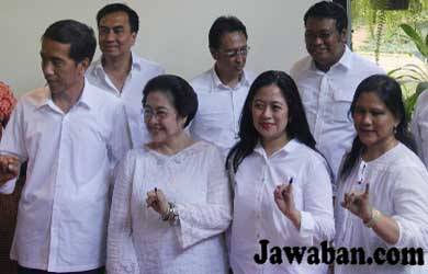 Jokowi Dampingi Megawati Nyoblos di TPS 035