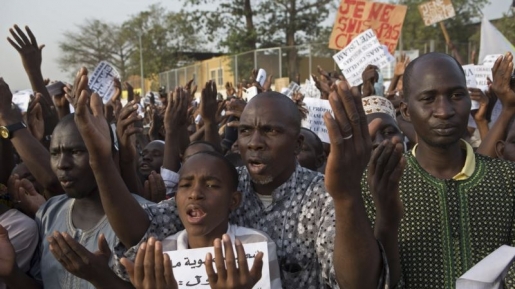 Demonstran Anti Charlie Hebdo Hanguskan 45 Gereja