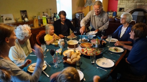 Menurut Sains, Makan Bersama Keluarga Itu Penting Karena 4 Alasan Ini, Lho