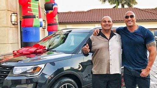 Dwayne “The Rock” Johnson Berikan Kado Natal Spesial untuk Ayahnya